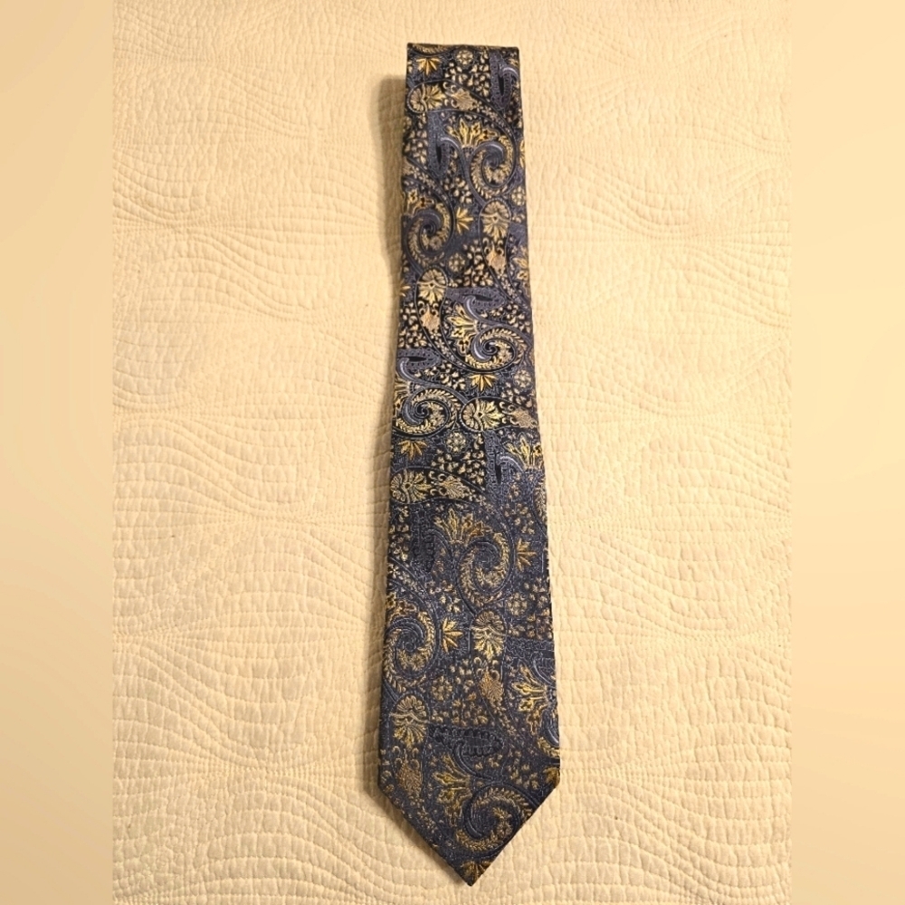 LIKE NEW! Geoffrey Beene 100% Silk Paisley Tie